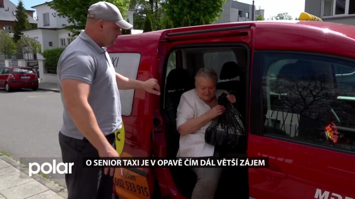 Senior taxi v Opavě využívá čím dál více lidí. Využívat ho mohou senioři ve věku 70 let a více